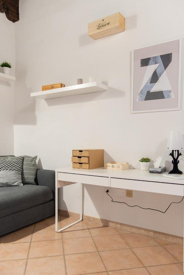 Apartment 2 Next To A Market And Piazza Santa Croce - Homeunity
