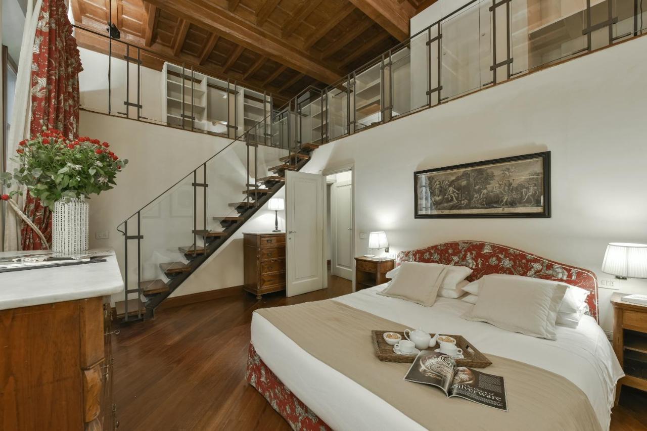 Raffaello With Fireplace In Oltrarno Apartment *