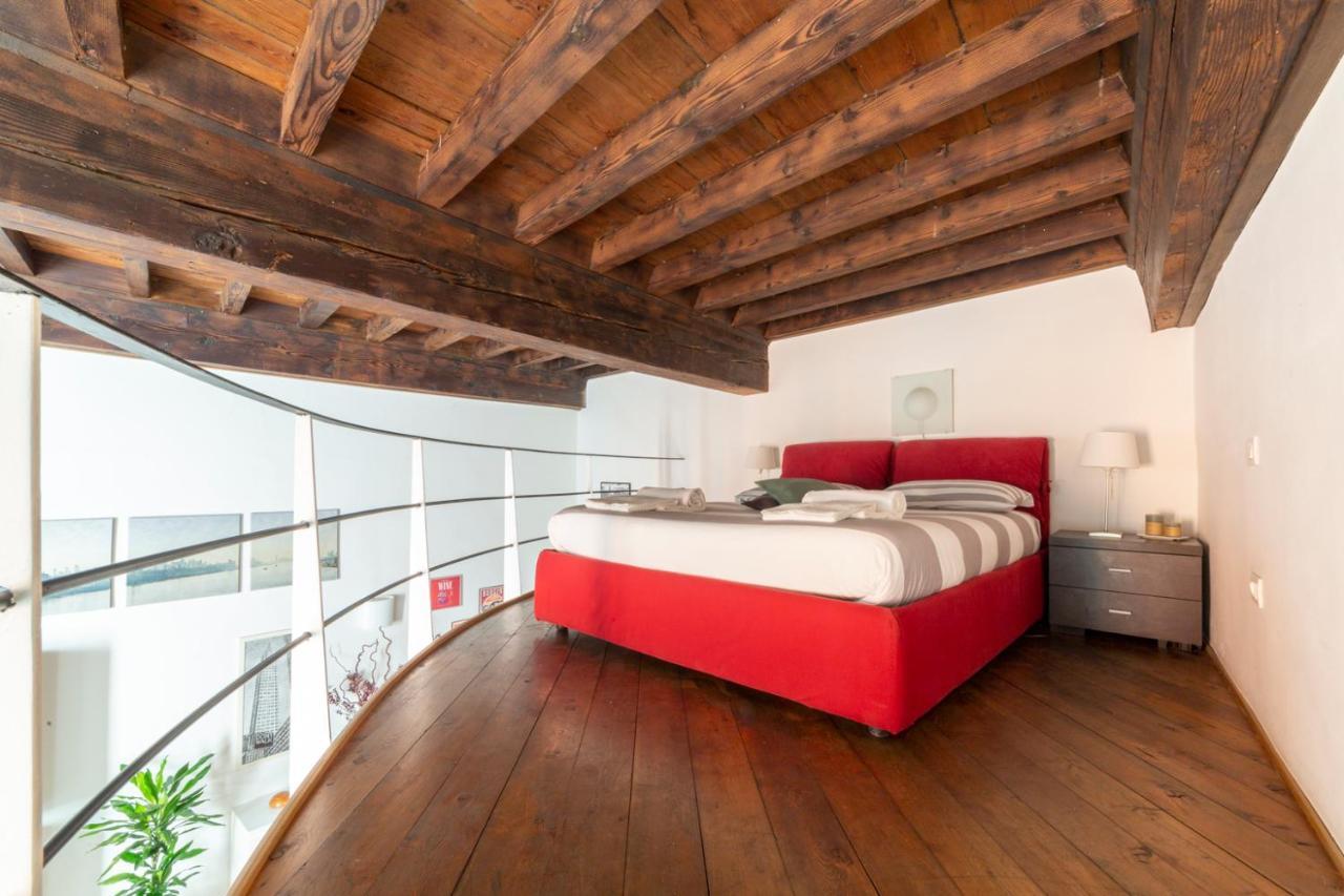 Guelfi Loft In A Historic Palace Apartment *