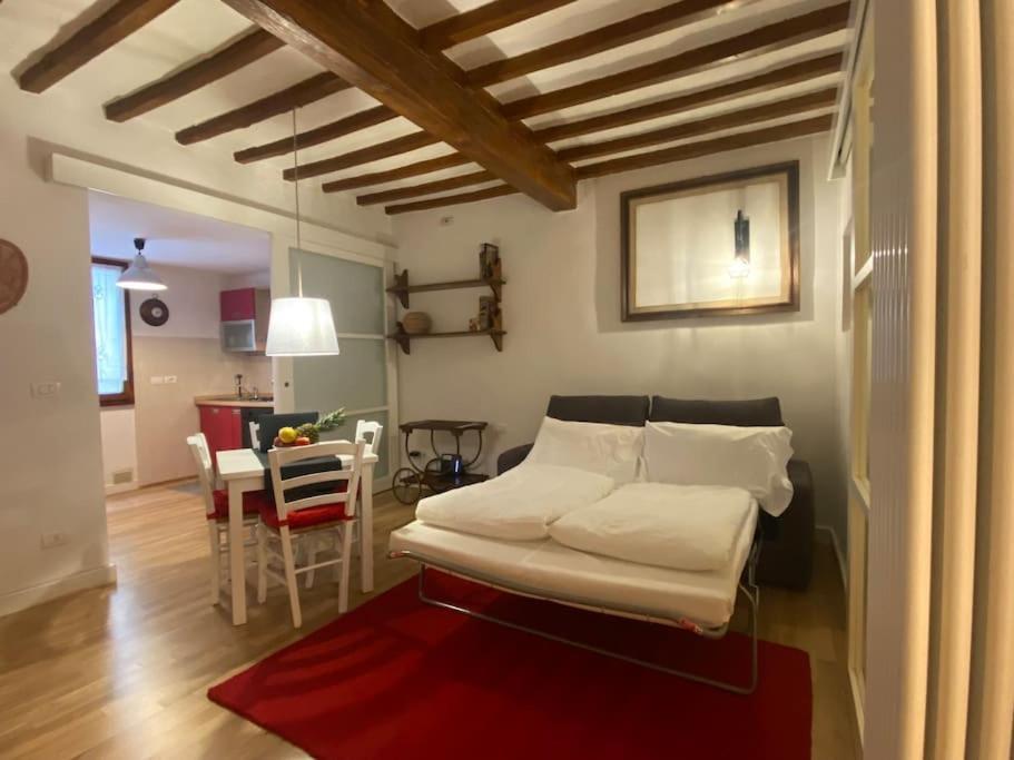 San Lorenzo In Red Apartment