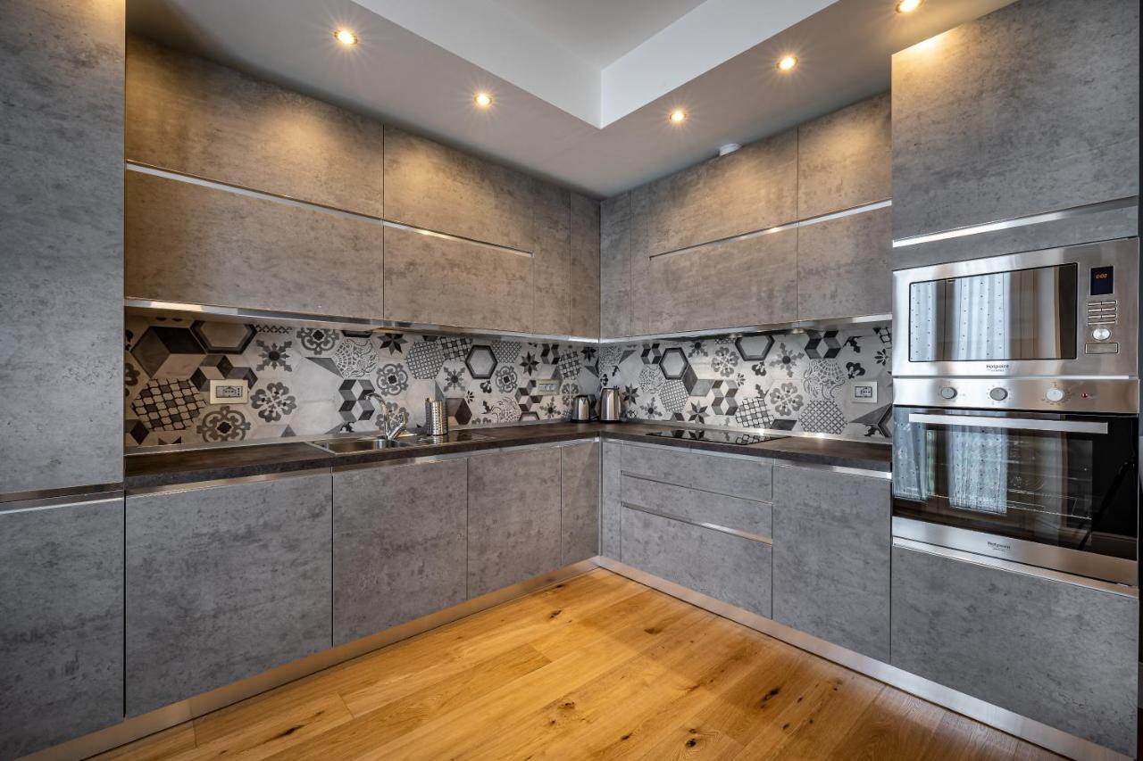 Yid Capo Di Luxury In Florence