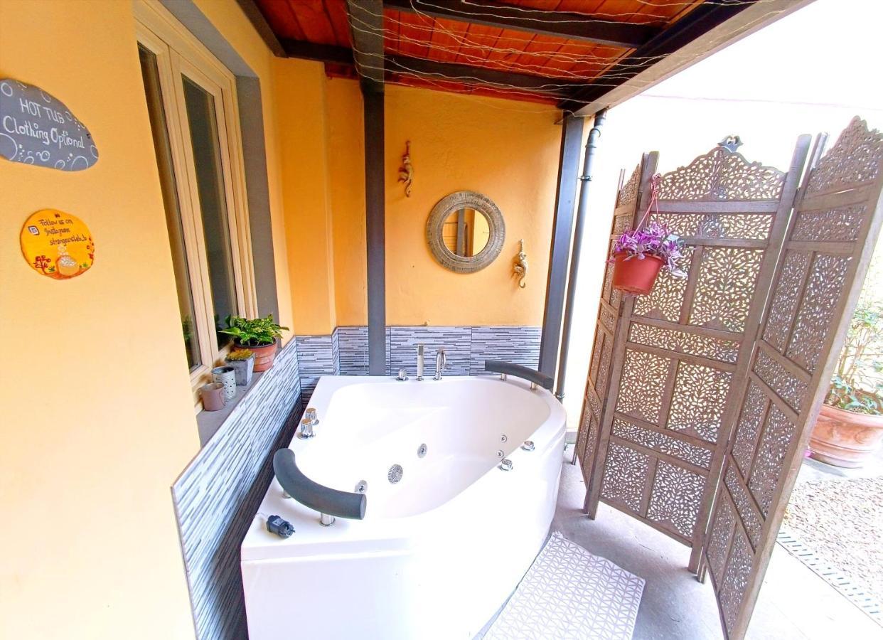 Nadia's Lovely - With Private Garden And Jacuzzi Appartamento