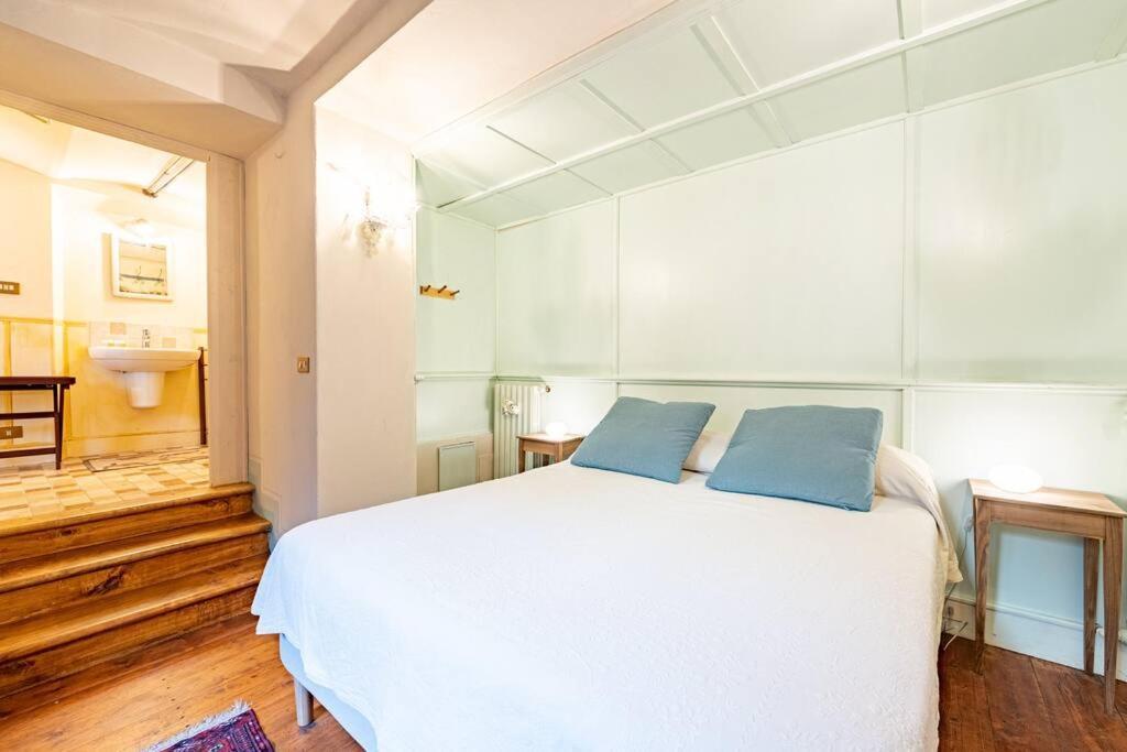 Central And Cosy Pied-a-terre W/ Free Parking Appartamento