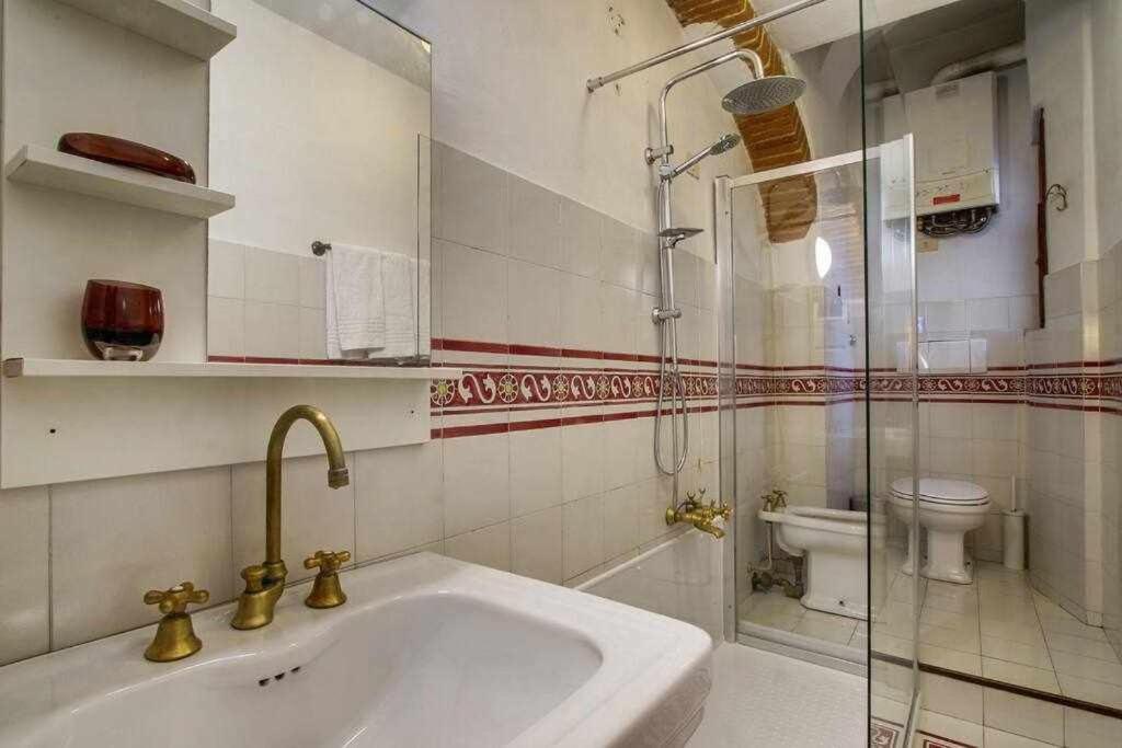 Two Bedrooms Near The Duomo Apartment