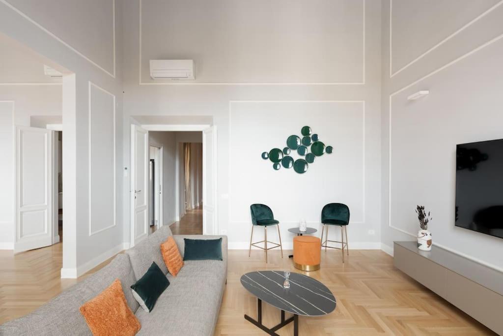 Elegant With Stunning Frescoed Ceilings Apartment Florence