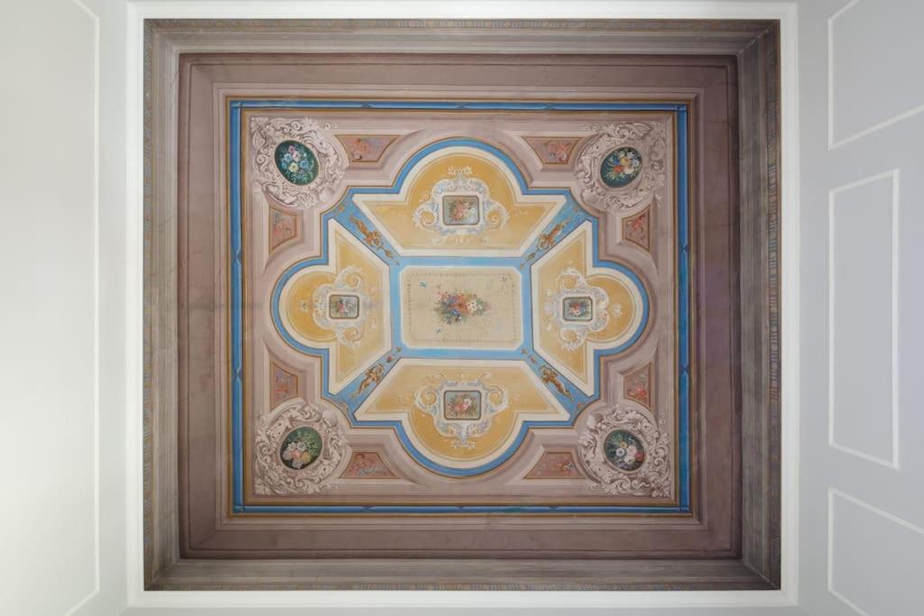 Elegant With Stunning Frescoed Ceilings Apartment Florence