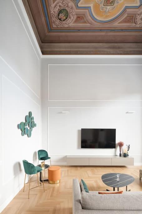 Elegant With Stunning Frescoed Ceilings Apartment *