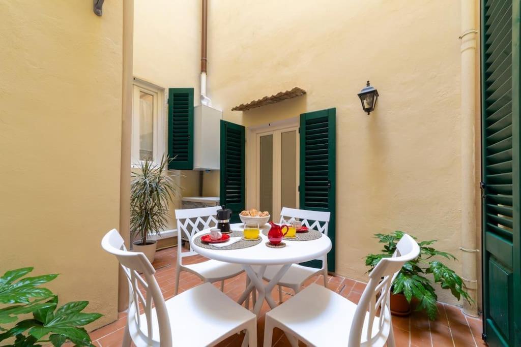 Casa Lorenzo With A Quiet Tiny Patio Apartment