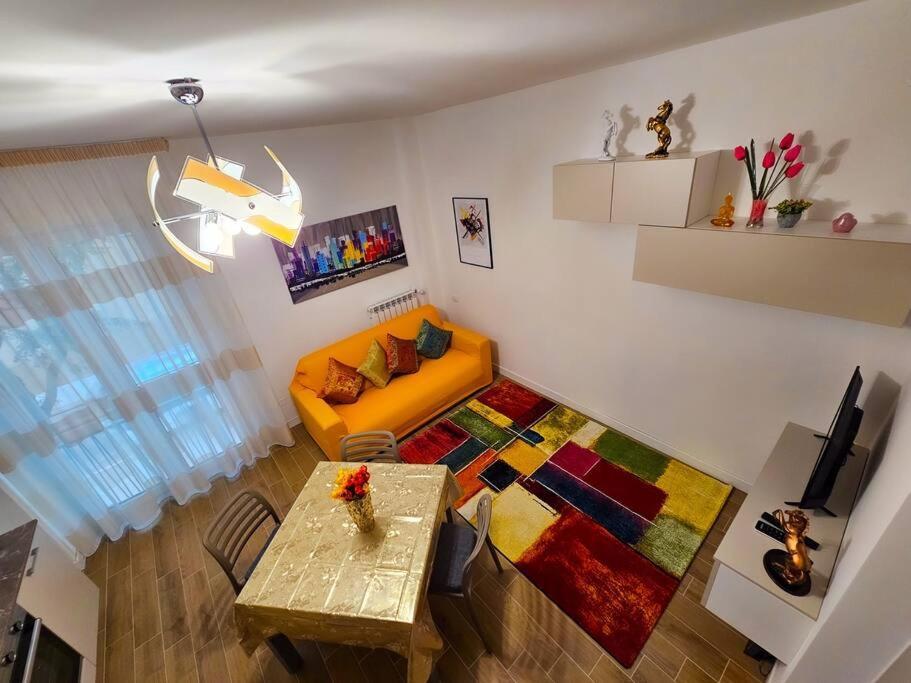 Bravo Horse Modern In Apartment Florence