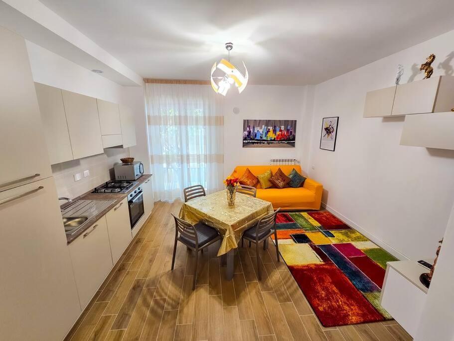 Bravo Horse Modern In Apartment Florence