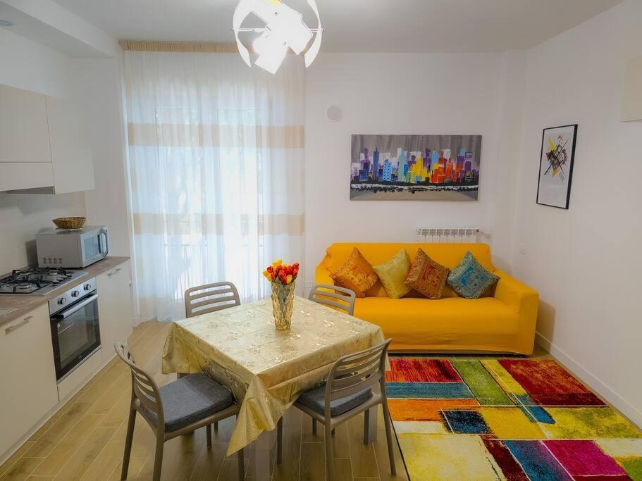 Bravo Horse Modern In Apartment Florence