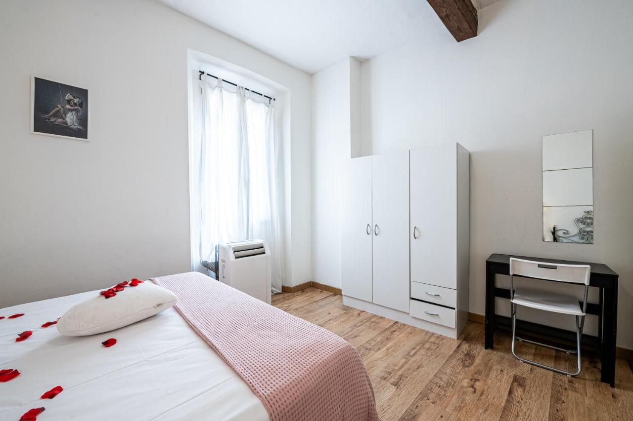 Student's Apartment-simple&basic In The Center Of Apartment