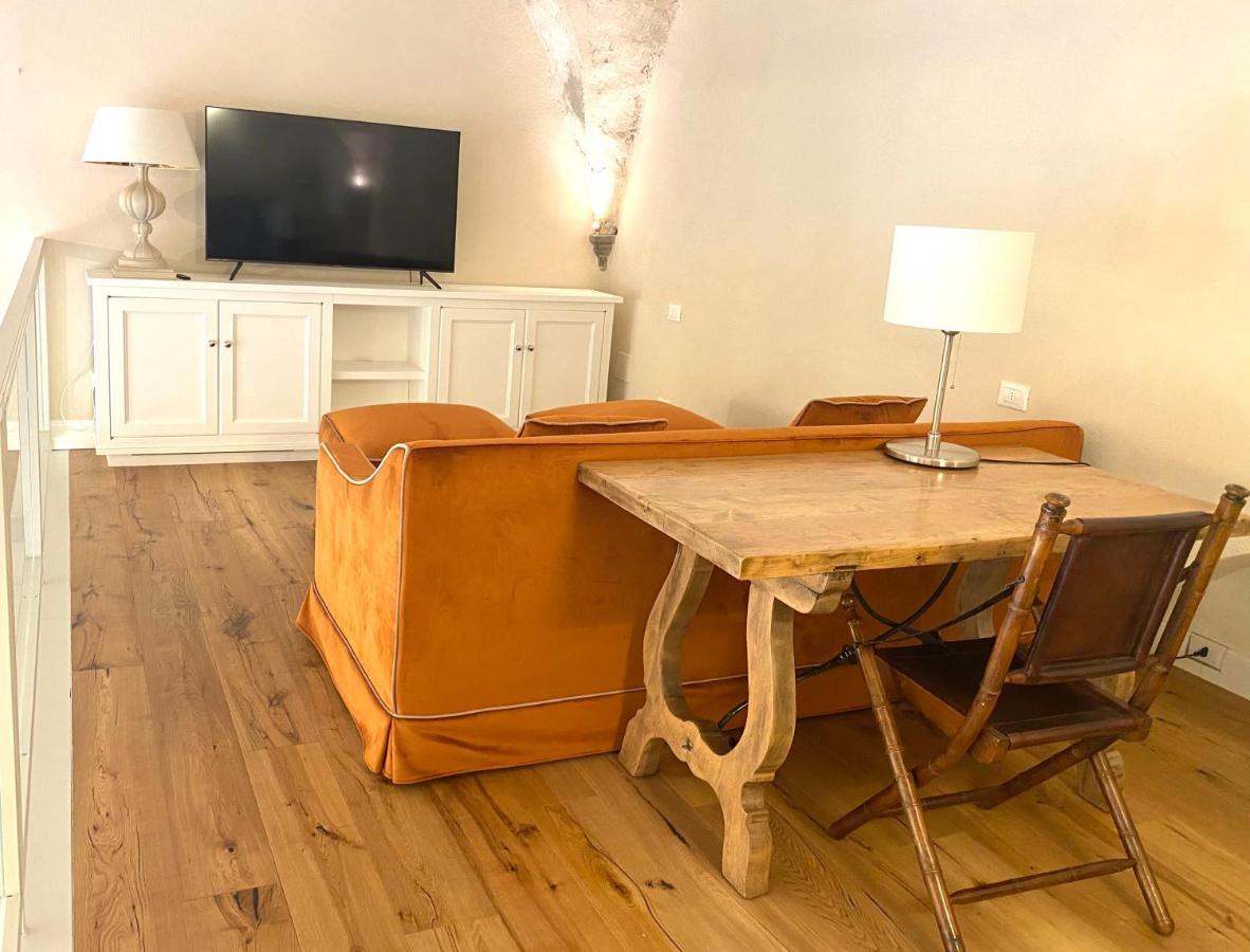 Accademia Newly Renovated Ancient Abbey Apartment *