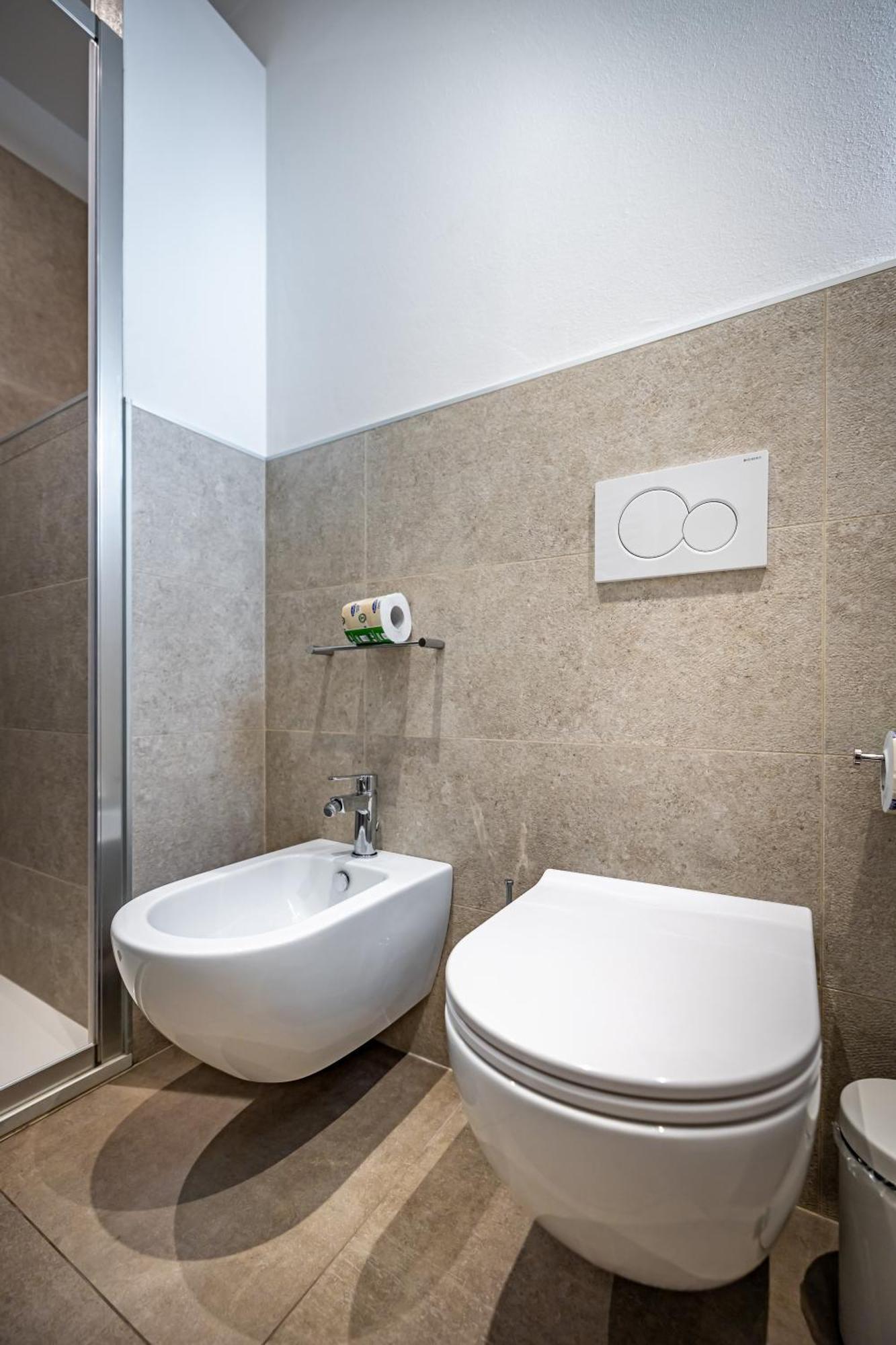 Roommo Via Dei Pilastri Giada Apartment