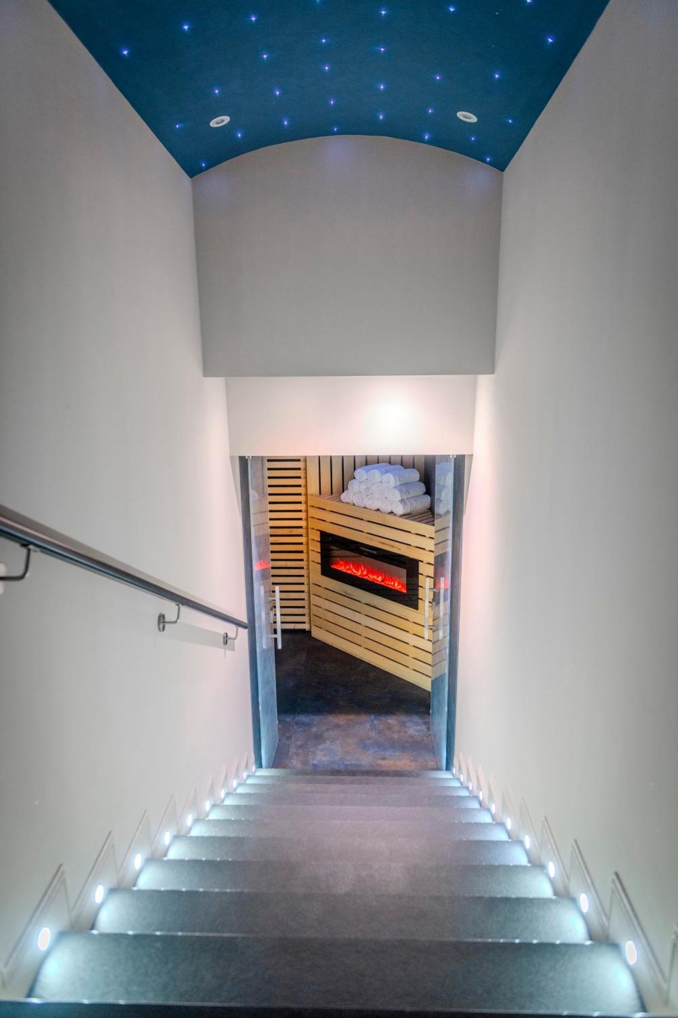 Hotel The Moon Boutique & 4*