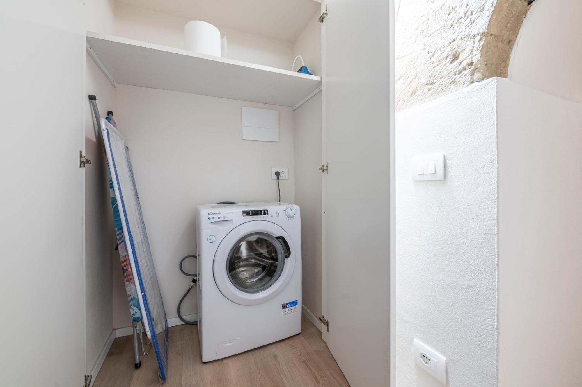 Two Towers-ramaglianti & Belfredelli Apartment