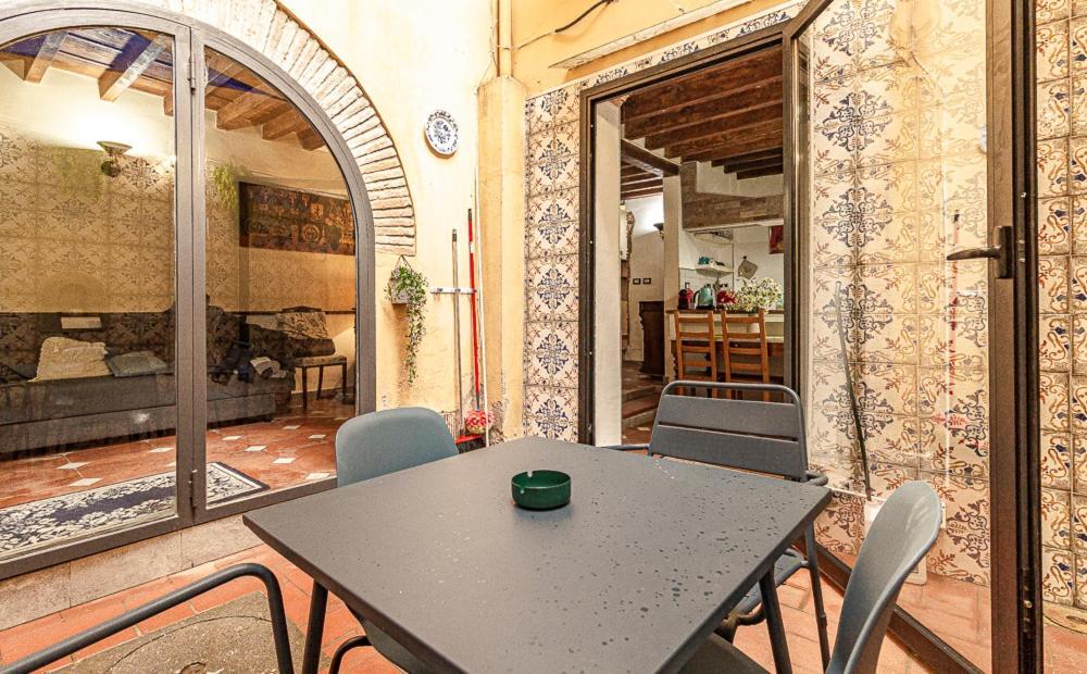 The Ancient Serragli Court Apartment *