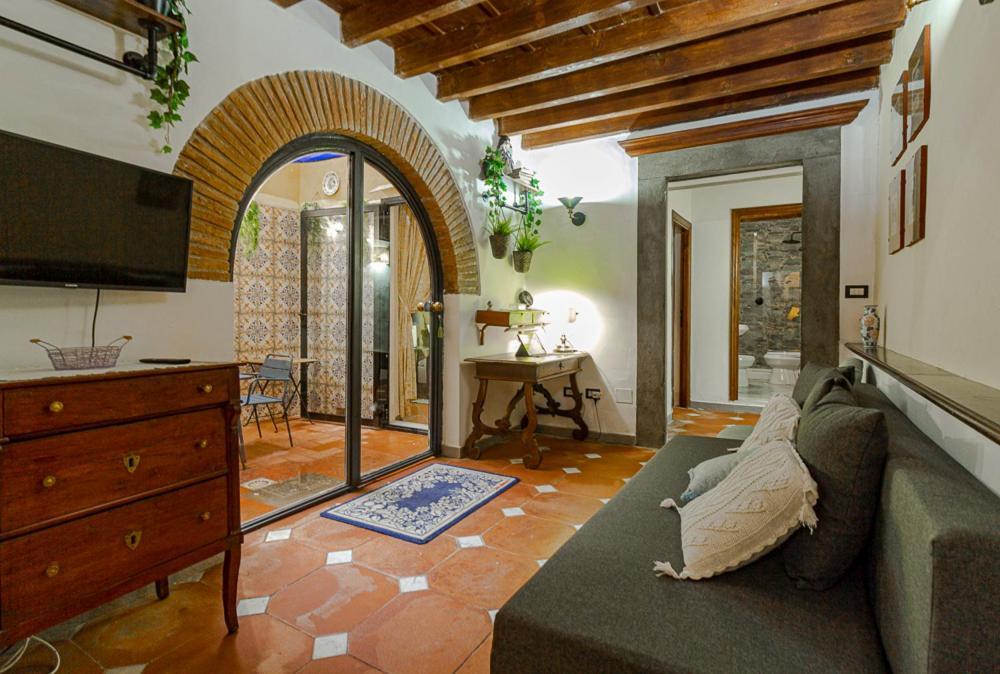 The Ancient Serragli Court Apartment *