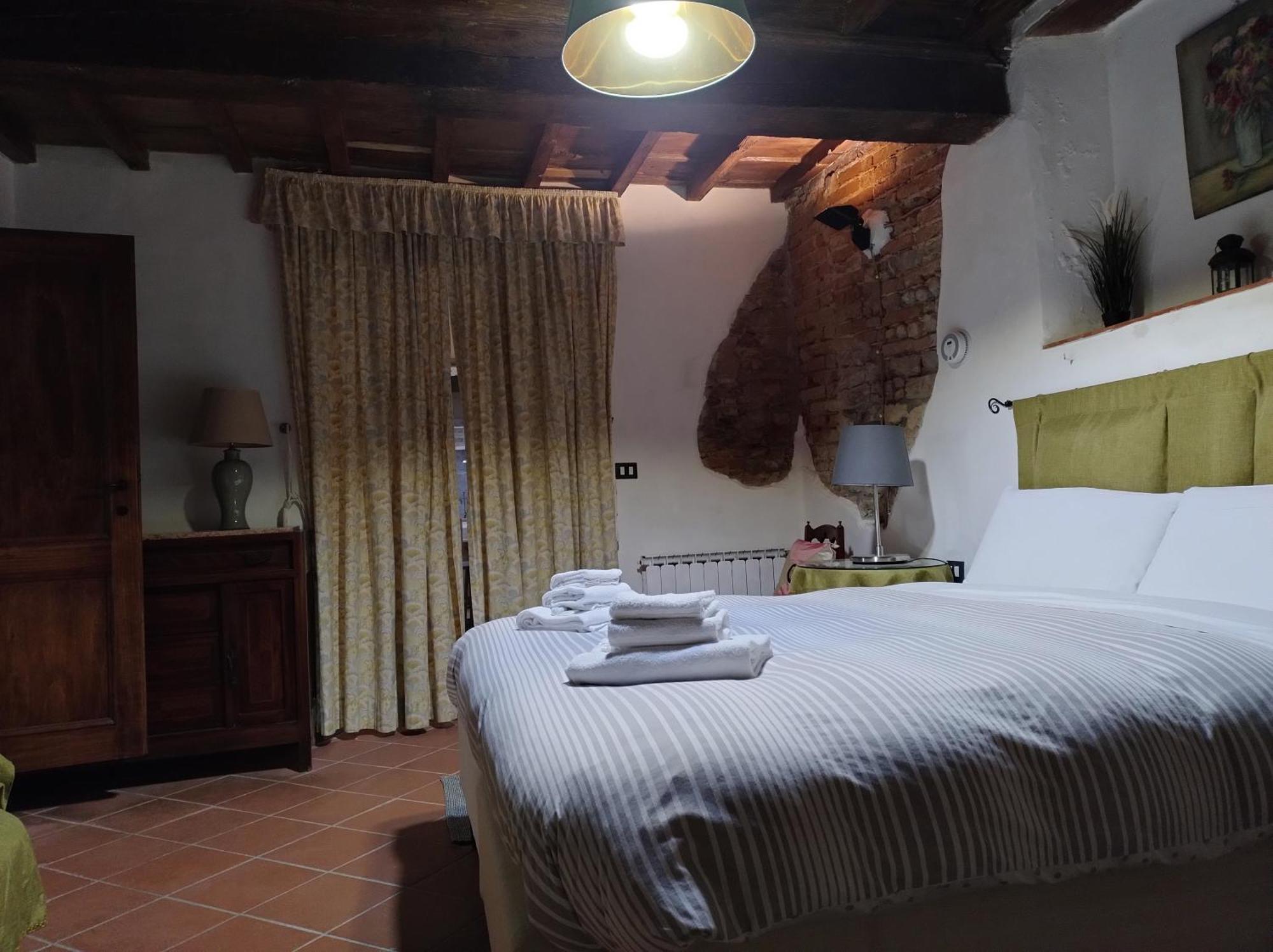 The Ancient Serragli Court Apartment *