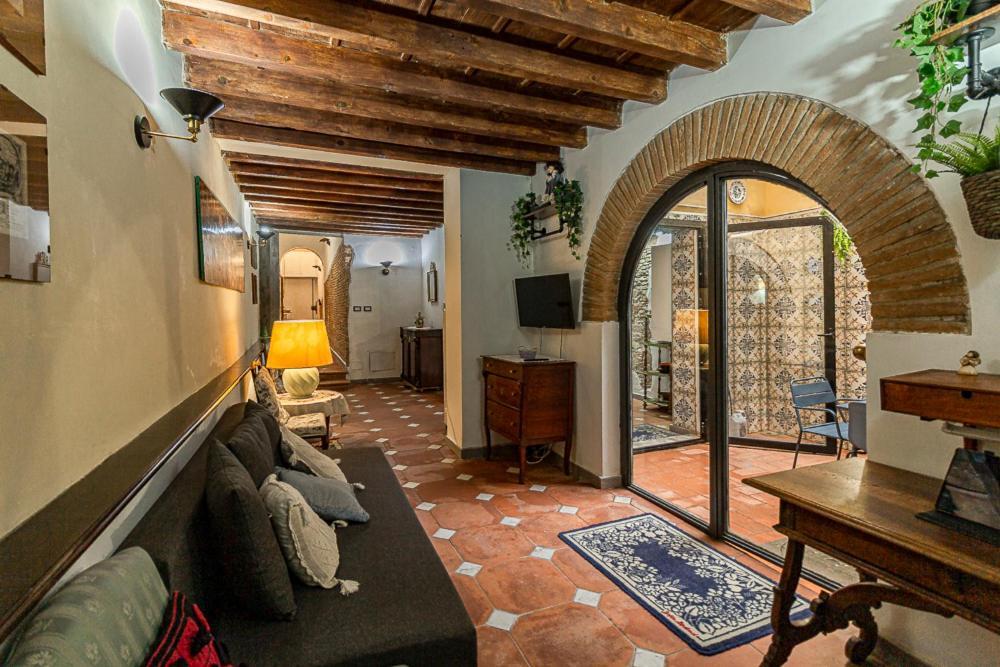 The Ancient Serragli Court Apartment *