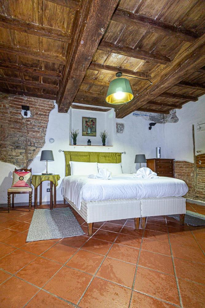 The Ancient Serragli Court Apartment *