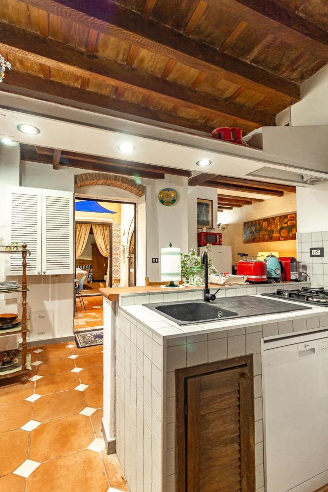 The Ancient Serragli Court Apartment *