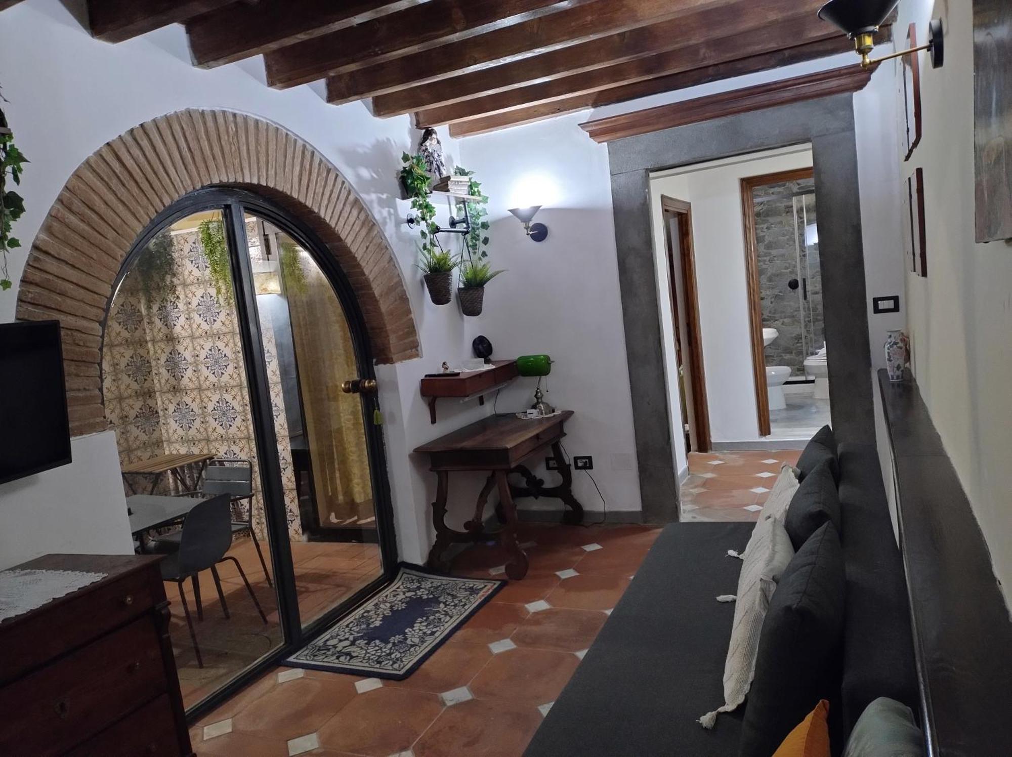 The Ancient Serragli Court Apartment *