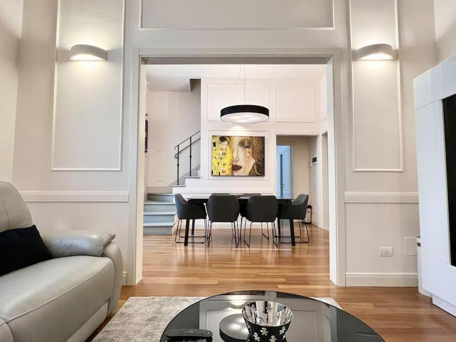 Charming Penthouse Near Duomo Apartment