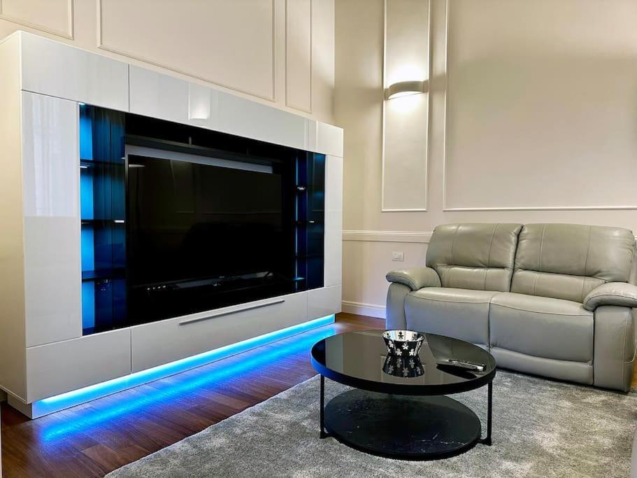 Apartment Charming Penthouse Near Duomo *
