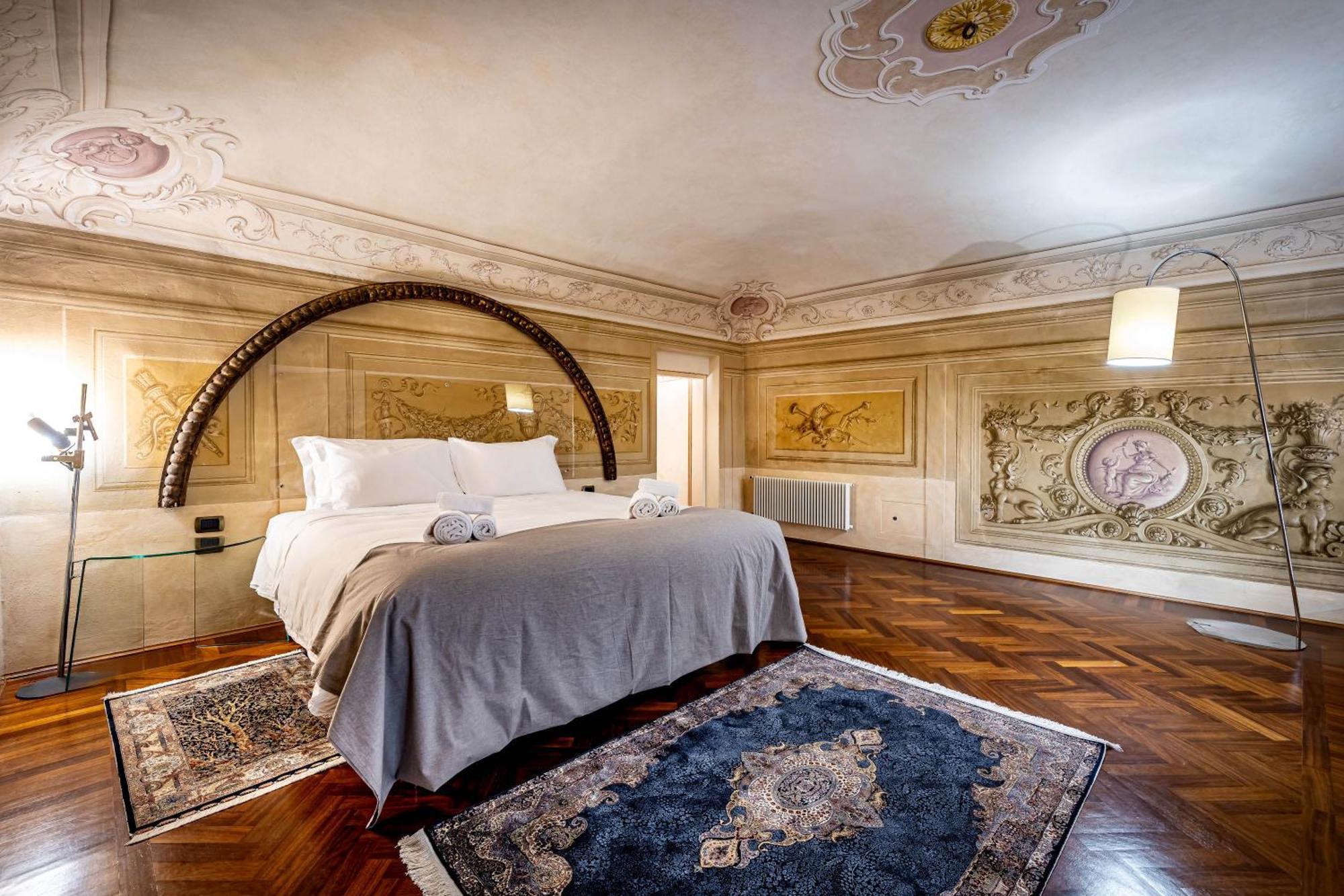 Yid Luxury Near Ponte Vecchio Florence