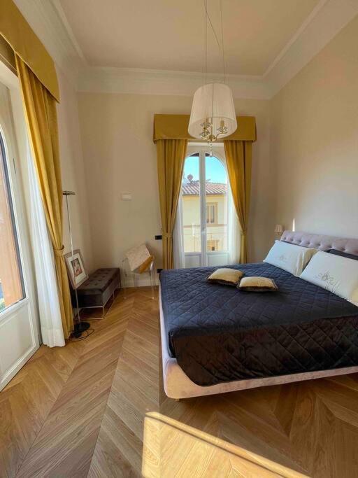 Apartment Caterina De' Medici Luxury Attic With Terrace And Parking