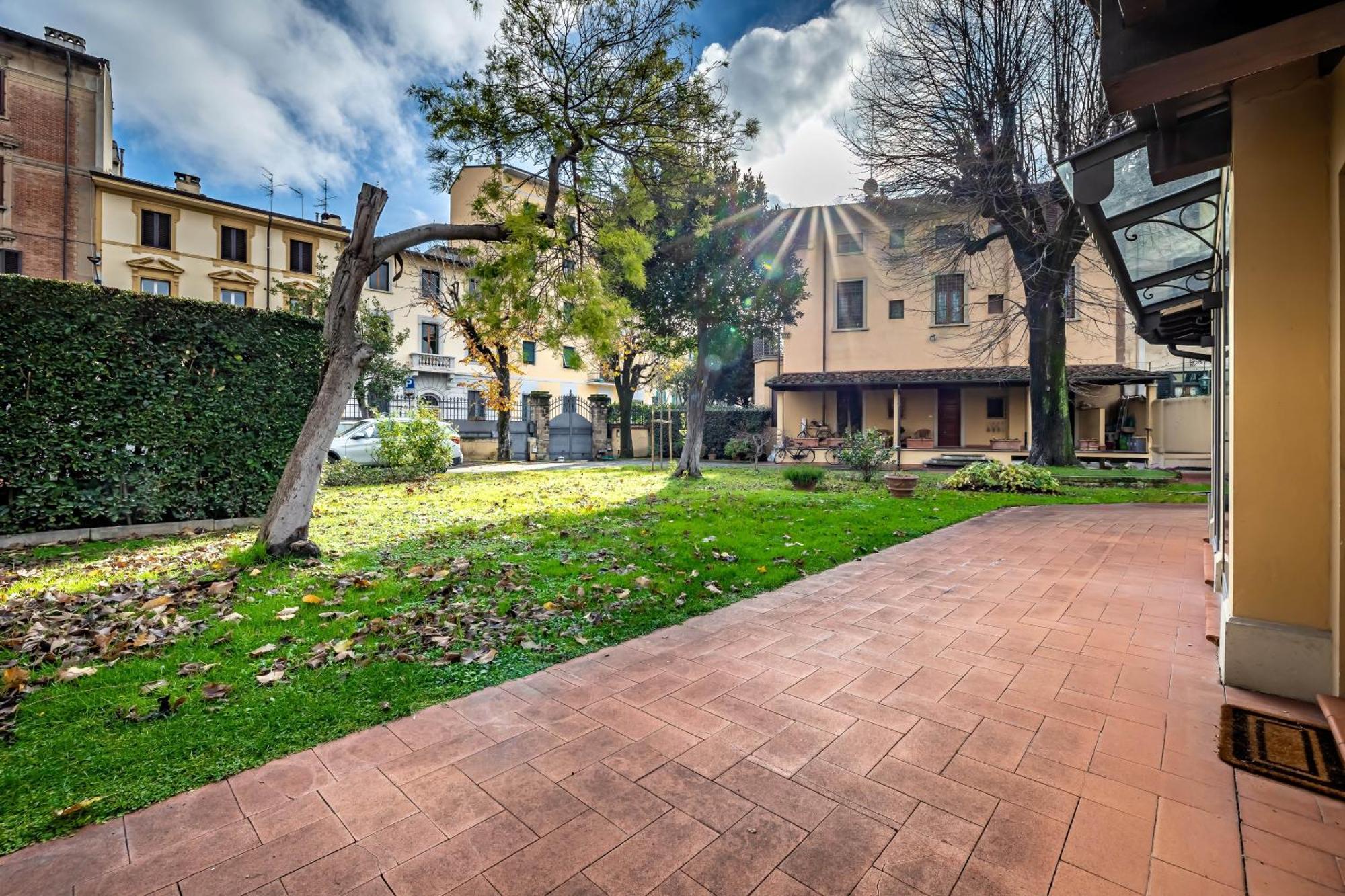 Yid Little With Garden Firenze