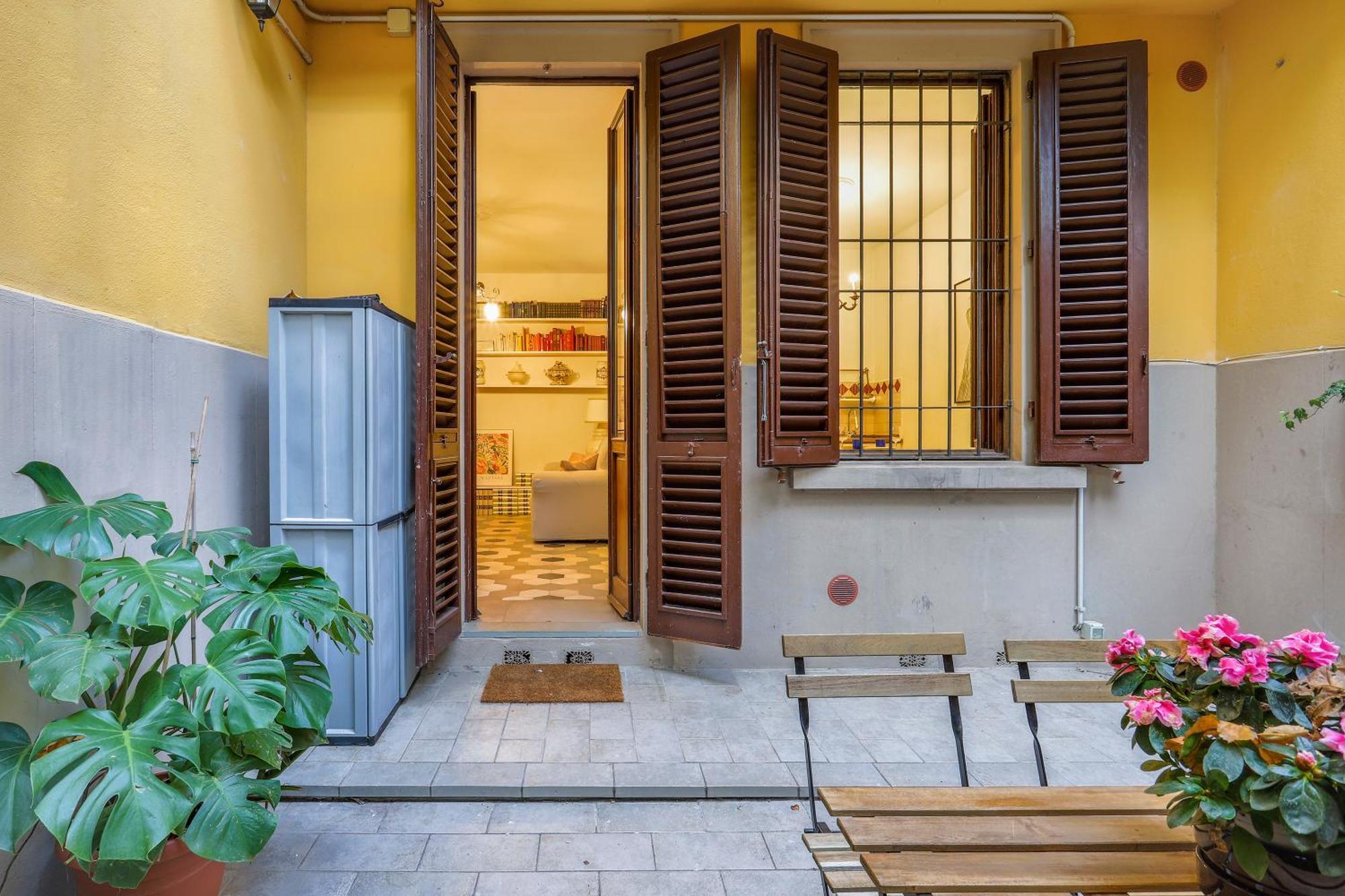 One-bedroom With Patio * Florence