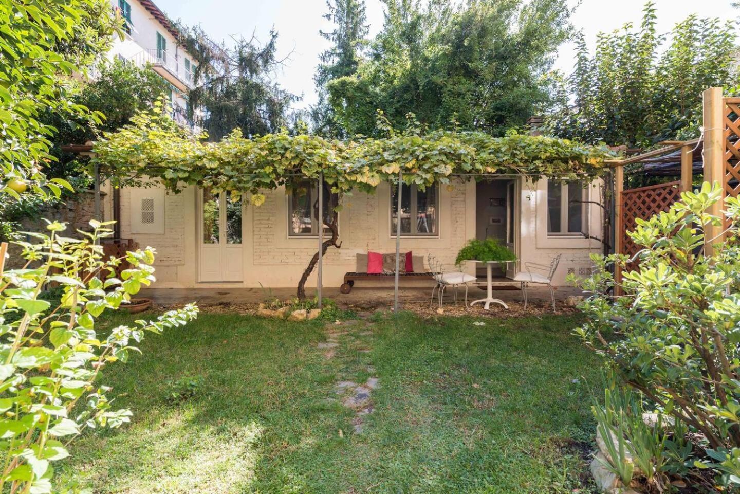Boutique With Private And Garden Oasis Apartment