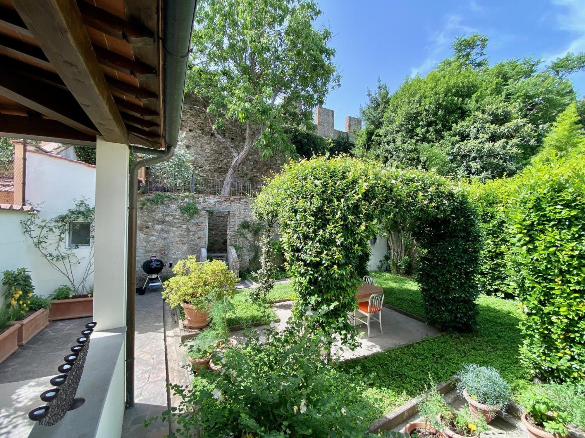 San Niccolo Walls Garden Apartment