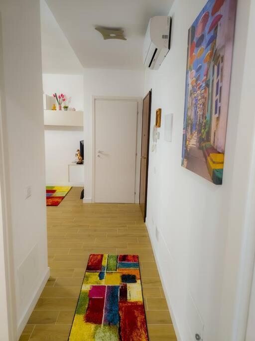 Bravo Horse Modern In Apartment Florence