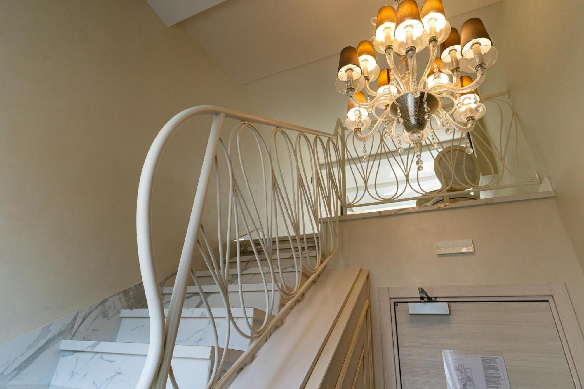 Hotel The Moon Boutique & 4*