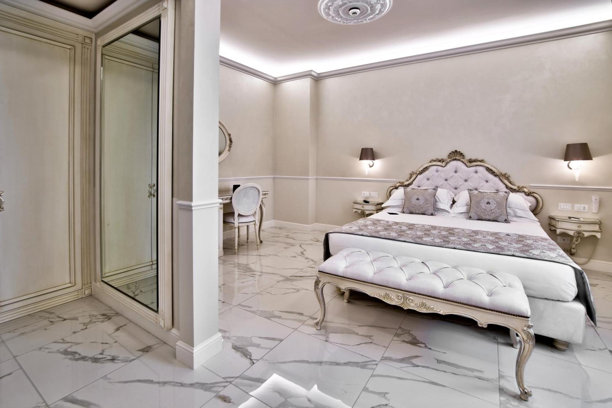 The Moon Boutique & 4*