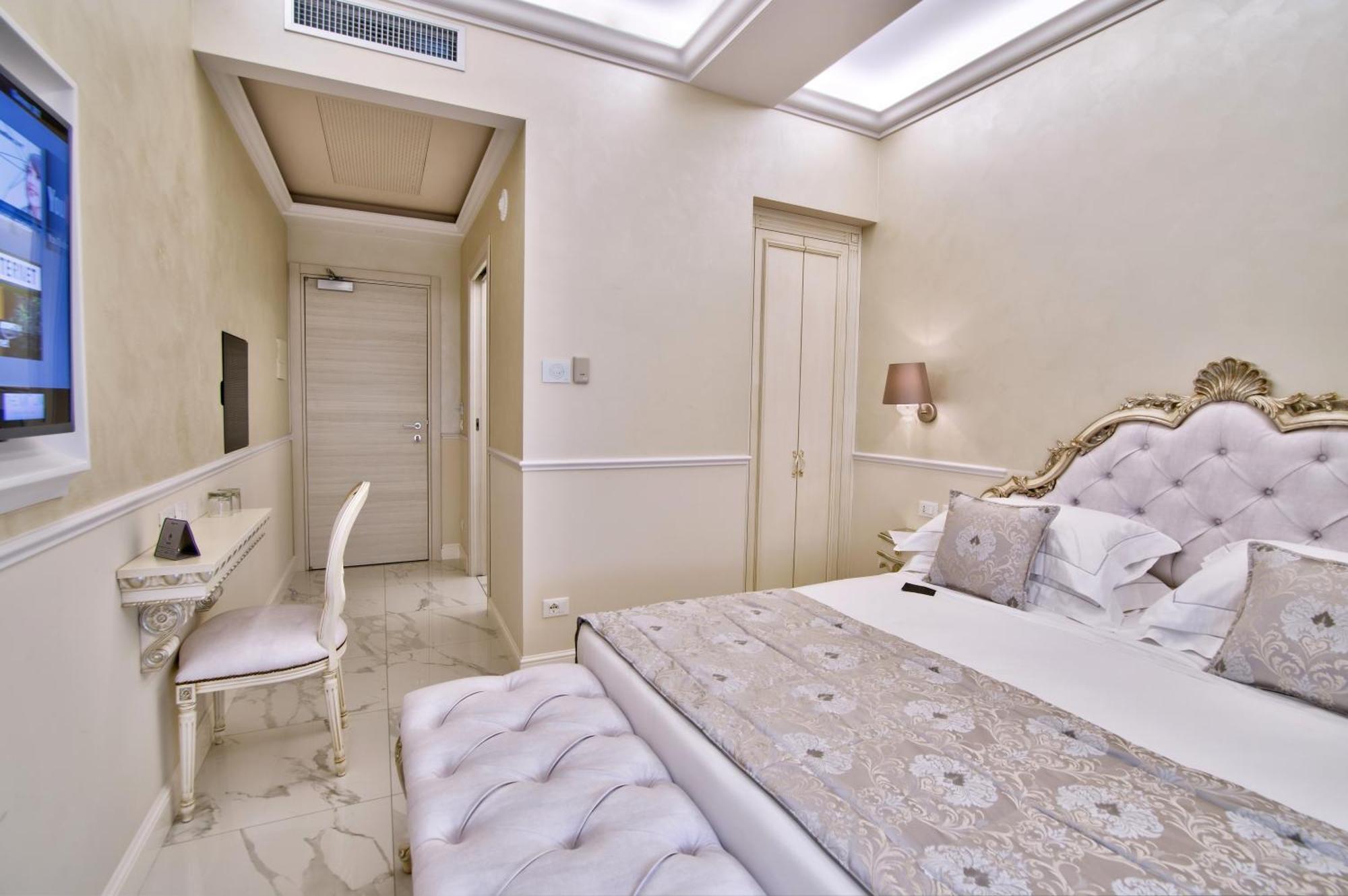 Hotel The Moon Boutique & 4*