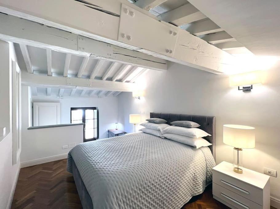 Charming Penthouse Near Duomo Apartment