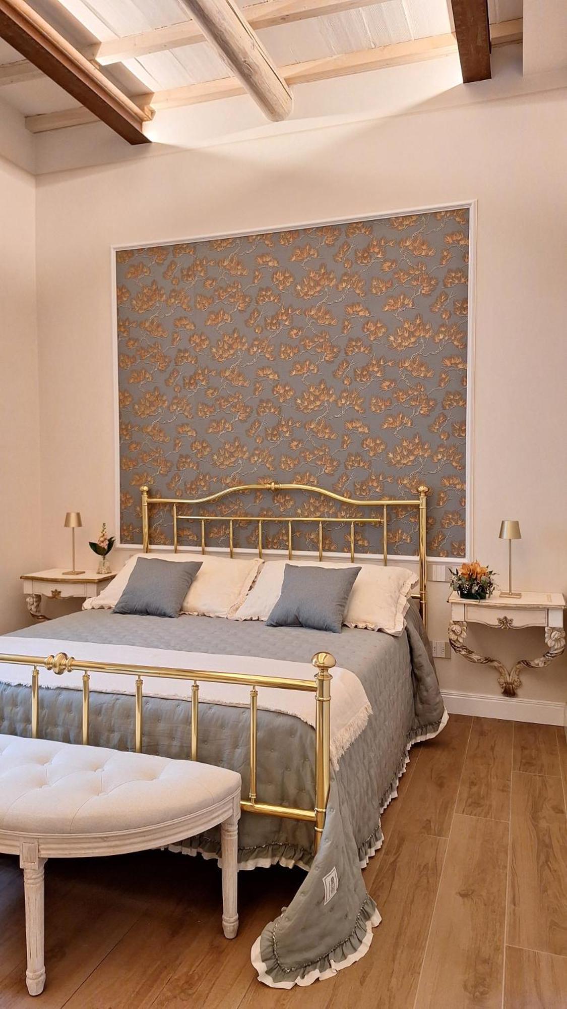 Messer Niccolo - In Apartment