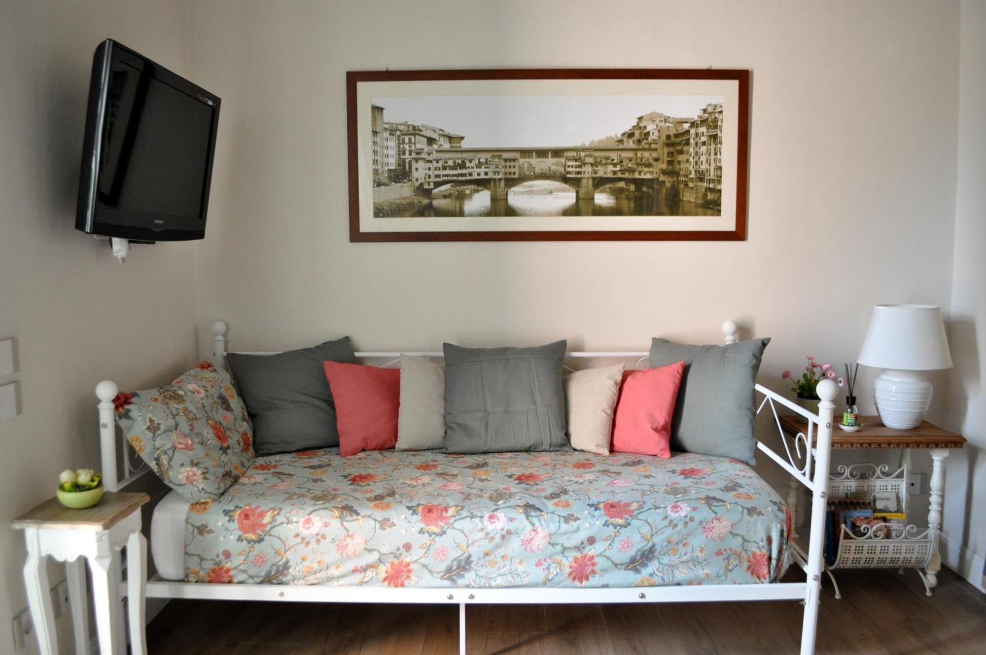 Messer Niccolo - In Apartment