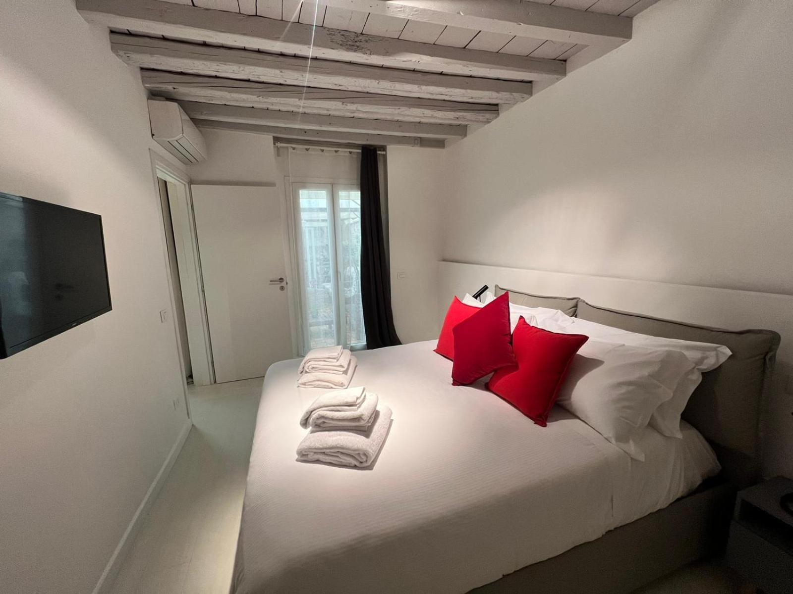 New Ground Floor And Patio Apartment