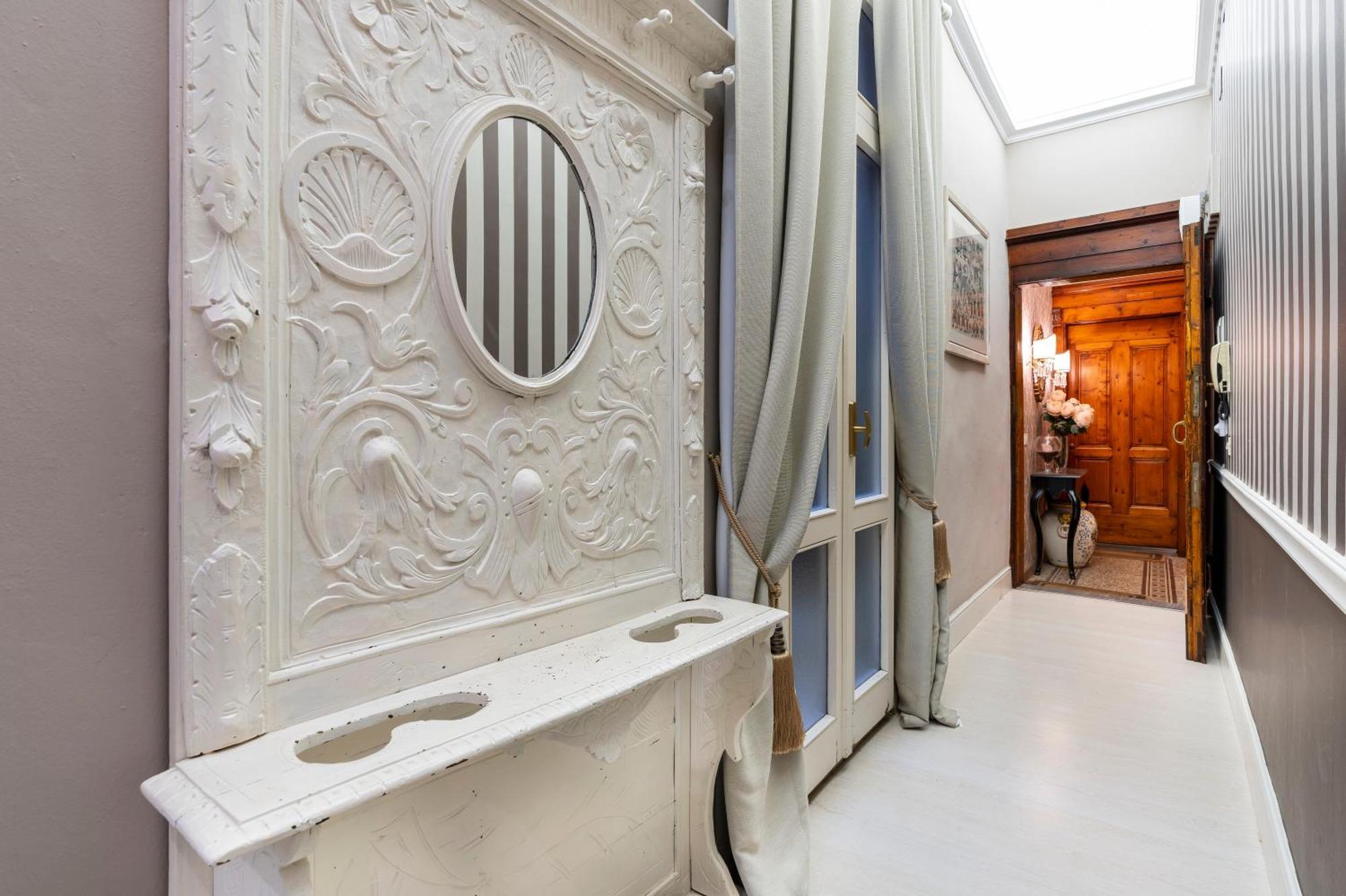 Historic Borgo Ognissanti, 8 Apartment Florence