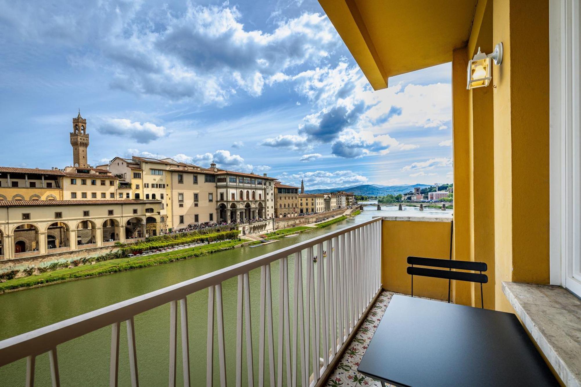 Apartment Yd Balcony On Pontevecchio View Florence