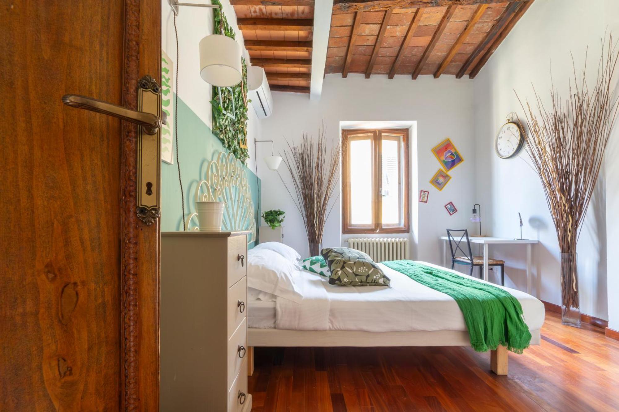 Downtown Colourful Flat Close To The Railway * Florence