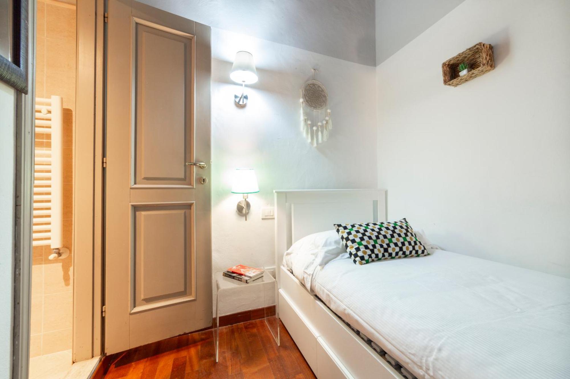 Downtown Colourful Flat Close To The Railway * Florence