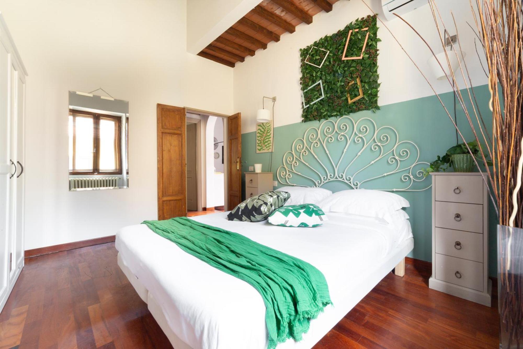Downtown Colourful Flat Close To The Railway Apartment Florence