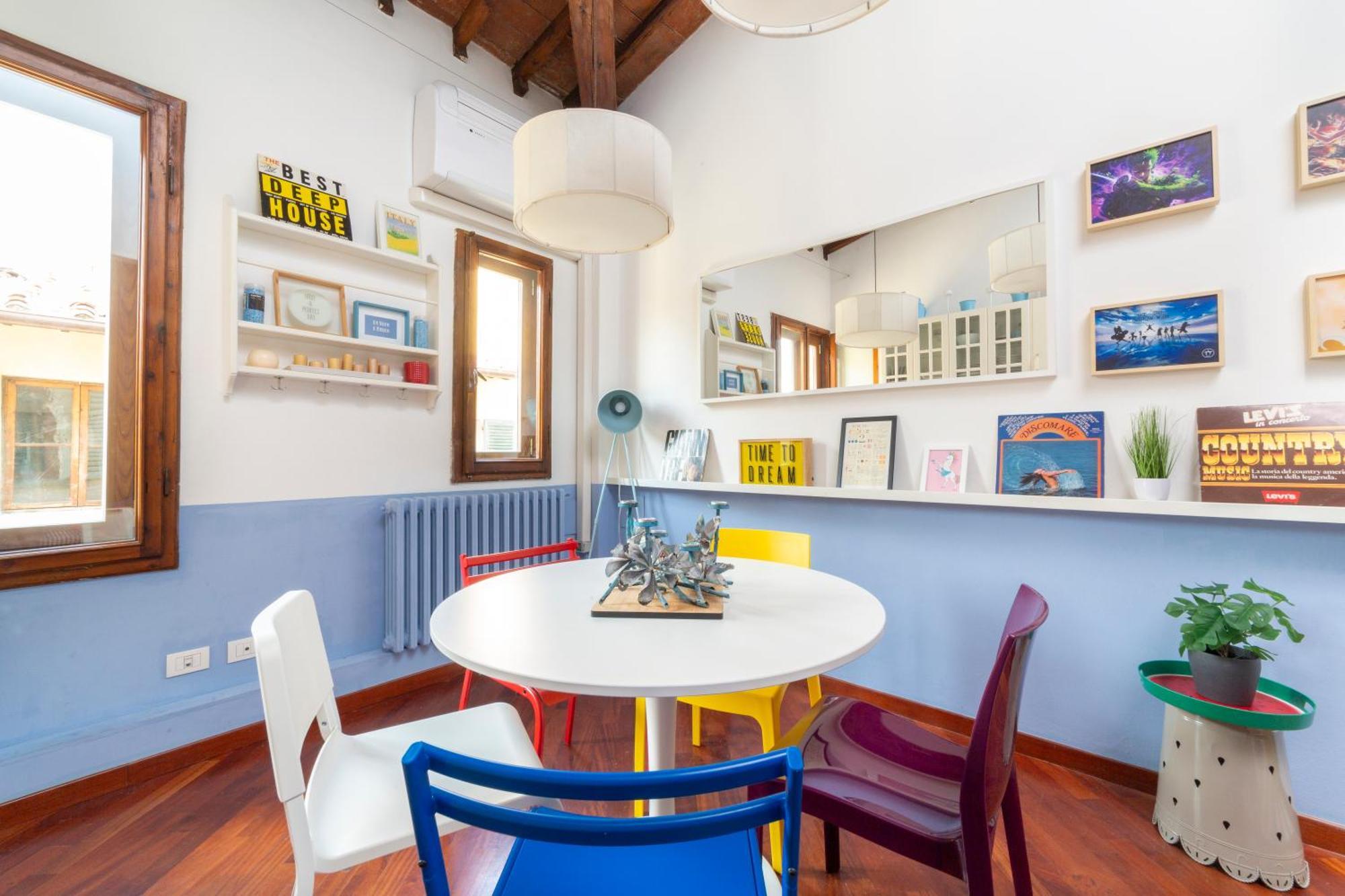 Downtown Colourful Flat Close To The Railway * Florence