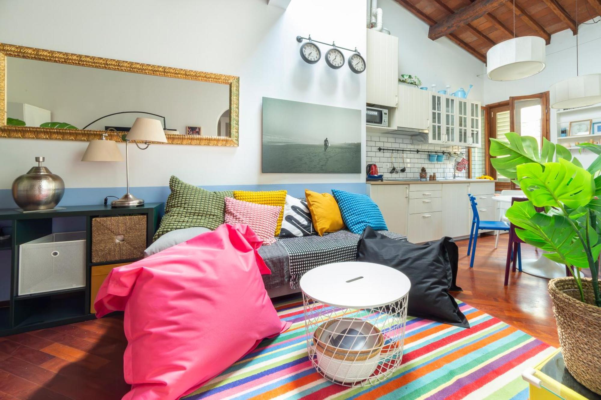 Downtown Colourful Flat Close To The Railway * Florence